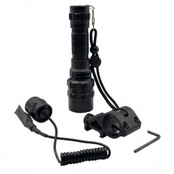 Фото: “Подствольный фонарь с выносной кнопкой и креплением на планку Вивер/Пикатинни №”, купить в интернет магазине