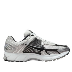 Фото: “Кроссовки U Zoom Vomero 5 Nike, цвет Metallic Silver/Black”