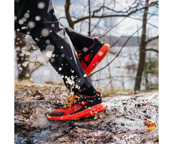 Фото: “Кроссовки Skyhawk Trail Running HH, цвет Cherry Tomato”, купить в интернет магазине