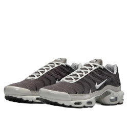 Фото: “Кроссовки U Air Max Plus Nike, цвет Cave Stone/Summit White”, купить в интернет магазине