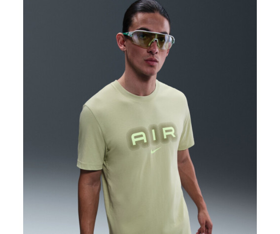 Фото: “Футболка M NSW Swoosh Air Graphic Nike, цвет Olive Aura”, купить в интернет магазине
