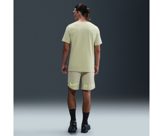 Фото: “Футболка M NSW Swoosh Air Graphic Nike, цвет Olive Aura”, купить в интернет магазине