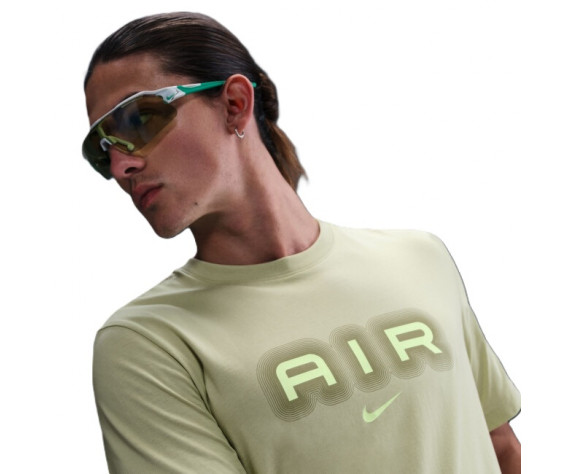 Фото: “Футболка M NSW Swoosh Air Graphic Nike, цвет Olive Aura”, купить в интернет магазине