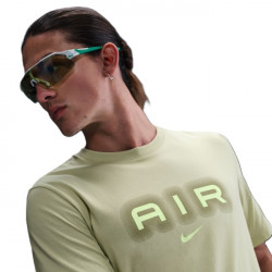 Фото: “Футболка M NSW Swoosh Air Graphic Nike, цвет Olive Aura”