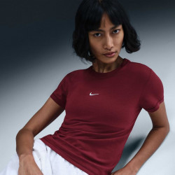 Фото: “Футболка W NSW Chill Knit Slim Cropped Nike, цвет Team Red”, купить в интернет магазине
